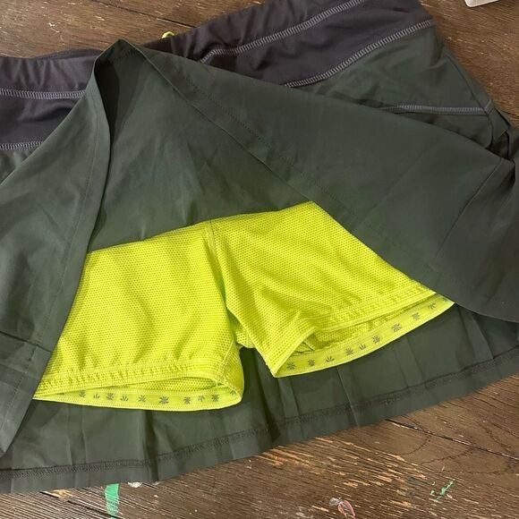 Athleta Women’s Pleated Skorts Gray, Olive Green size medium - Picture 2 of 8